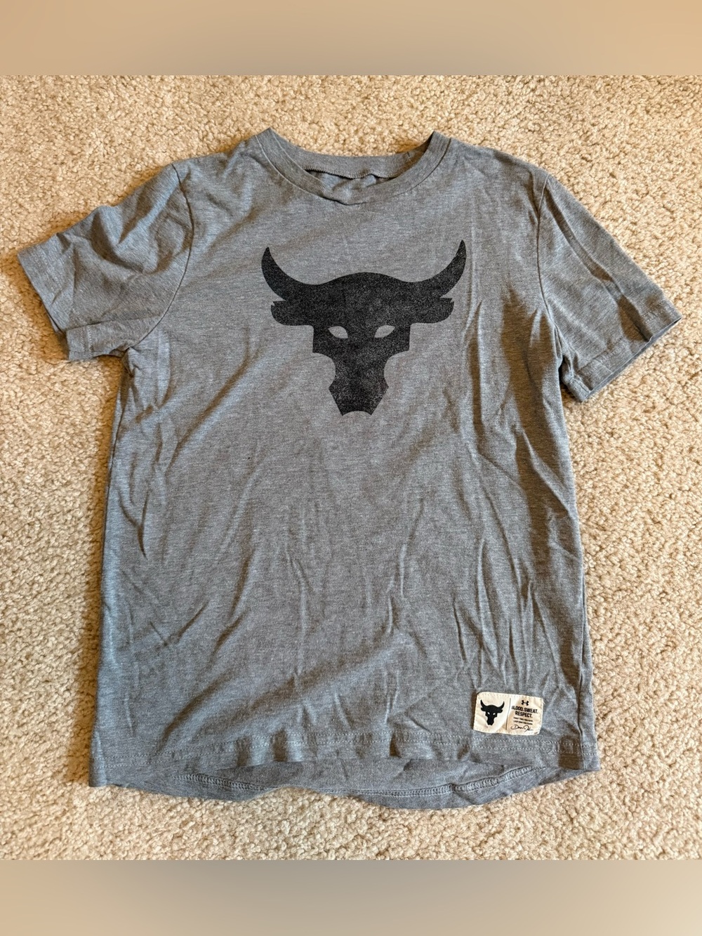 Under Armour Boys' Gray Tee with Black Bull Graphic